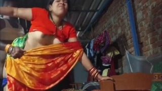 ब्लू चड्डी वाली यूपी की भौजी ने कुतिया बन के बुर मरवाई