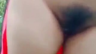 विलेज की हॉट भाभी को लौड़े पर बिठाया केले के खेत में