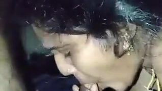 इंदौर के लौंडे ने चुसवाया चाची से अपना काला लंड