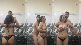 Aunty’s Boobs pressed in bathroom – Sex video of a desi slut