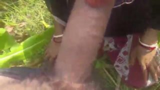 Desi Bhabhi khet mein uske devar ka lund chusti hai